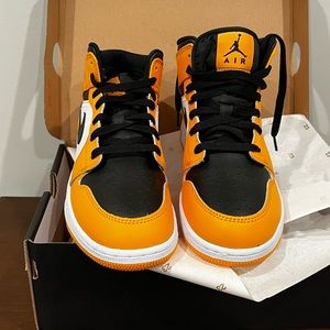 Air Jordan 1 Mid Taxis